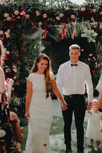 Nixen-Rückenfreies Spitzen-Boho-Kurzarmkleid Bohemian Brautkleid