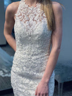 Nixen-Spitzen-Brautkleid mit halbkathedraler Schleppe und Rückenausschnitt