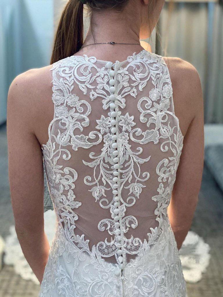 Nixen-Spitzen-Brautkleid mit halbkathedraler Schleppe und Rückenausschnitt