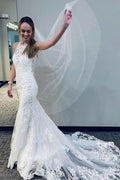 Nixen-Spitzen-Brautkleid mit halbkathedraler Schleppe und Rückenausschnitt