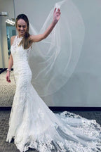 Nixen-Spitzen-Brautkleid mit halbkathedraler Schleppe und Rückenausschnitt