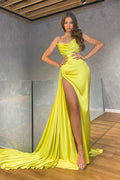 Vestido de gala largo amarillo de sirena sin tirantes en satén con abertura