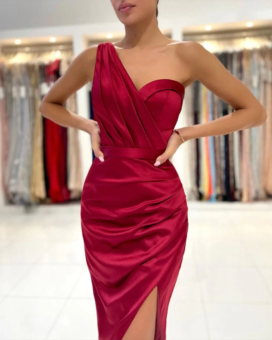 Vestido corto de fiesta de satén con hombro descubierto estilo sirena y abertura lateral