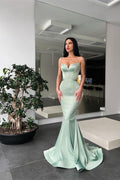 Vestido de fiesta satinado de sirena con tirantes largos tipo espagueti y escote de corazón