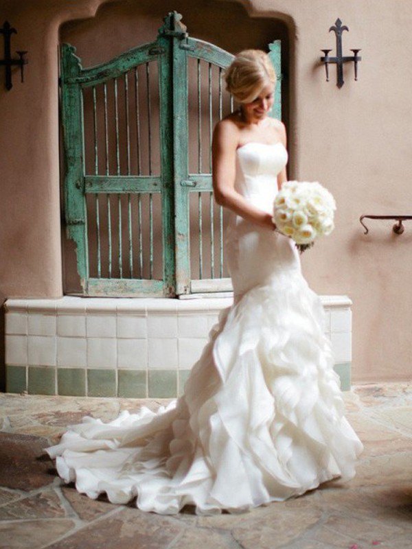 Nixenkleid ohne Ärmel mit süßem Herzausschnitt und Rüschen für die Hochzeit