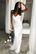 Weißes Brautkleid mit Meerjungfrau-Schnitt, Trägern und Schleppe ohne Rückenpartie