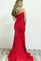 Vestido de festa de finalistas em cetim vermelho com decote profundo e alças finas, estilo sereia, com racha PG761 