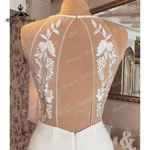 Abito da sposa a sirena/tromba con bretelline monospalla scollato sulle spalle in raso con applicazioni di pizzo schiena aperta e inserto in tessuto trasparente modello sirena 2022