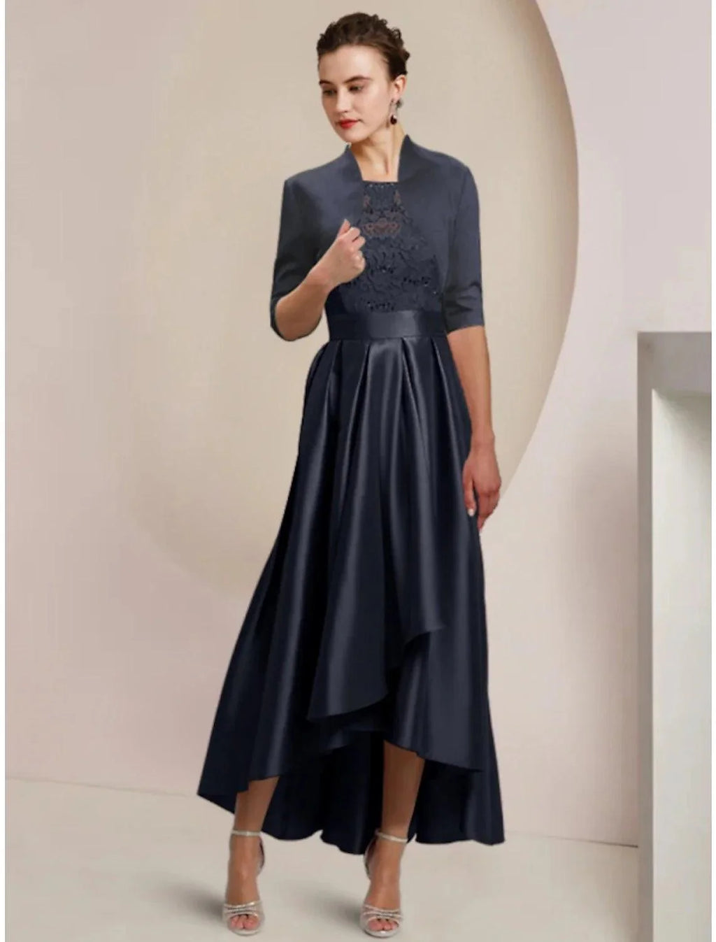 Etuikleid/Säulenkleid für die Mutter der Braut, Hochzeitsgast, minimalistisch, elegant, U-Ausschnitt, asymmetrisch, knöchellang, Satin, Spitze, halbe Ärmel mit Falten, einfarbig