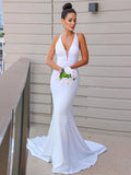 Robe de mariée en crêpe stretch gaine/colonne avec encolure en V, manches bretelles ruchées et traîne balayage/pinceau