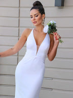 Robe de mariée en crêpe stretch gaine/colonne avec encolure en V, manches bretelles ruchées et traîne balayage/pinceau