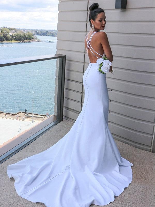 Robe de mariée en crêpe stretch gaine/colonne avec encolure en V, manches bretelles ruchées et traîne balayage/pinceau