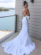 Robe de mariée en crêpe stretch gaine/colonne avec encolure en V, manches bretelles ruchées et traîne balayage/pinceau