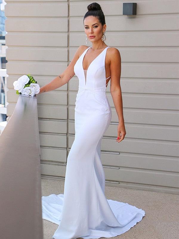 Robe de mariée en crêpe stretch gaine/colonne avec encolure en V, manches bretelles ruchées et traîne balayage/pinceau