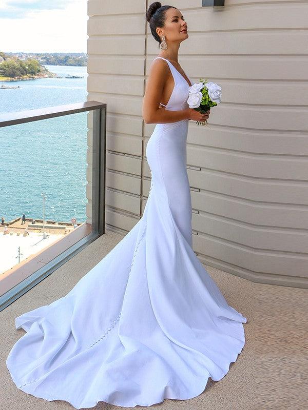 Robe de mariée en crêpe stretch gaine/colonne avec encolure en V, manches bretelles ruchées et traîne balayage/pinceau