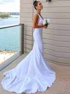 Robe de mariée en crêpe stretch gaine/colonne avec encolure en V, manches bretelles ruchées et traîne balayage/pinceau