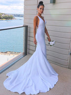 Robe de mariée en crêpe stretch gaine/colonne avec encolure en V, manches bretelles ruchées et traîne balayage/pinceau