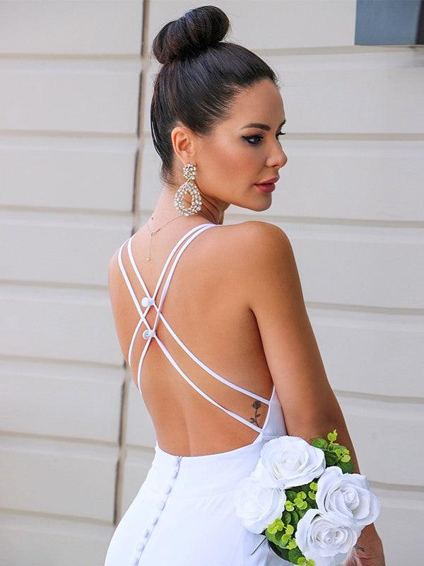 Robe de mariée en crêpe stretch gaine/colonne avec encolure en V, manches bretelles ruchées et traîne balayage/pinceau