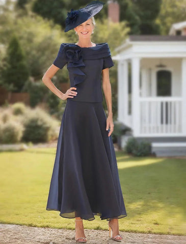 Formelles blaues Hochzeitsgast-Kleid, elegant, zierlich, schulterfrei, knöchellang, kurze Ärmel, mit Rüschen, Blumenmuster, Mutter der Braut