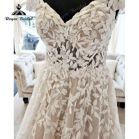 Bescheidenes schulterfreies Spitzenapplikationen V-Ausschnitt A-Linie Strandhochzeitskleid 2025 Schickes Robe Brautkleid für Frauen nach Maß