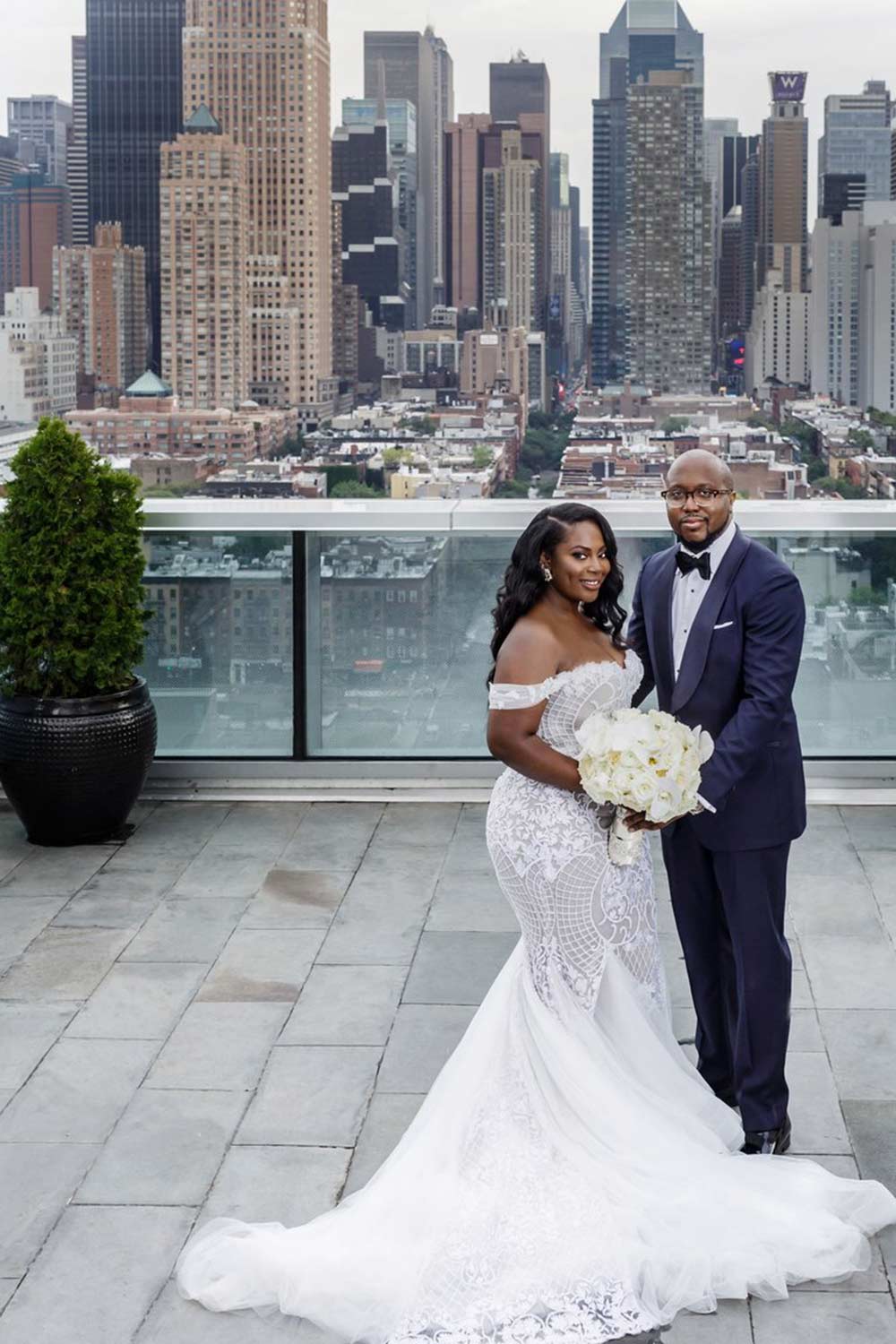 Skromne Suknie Ślubne Plus Size w Stylu Syrenki z Długim Rękawem i Koronkowym Wycięciem na Ramionach