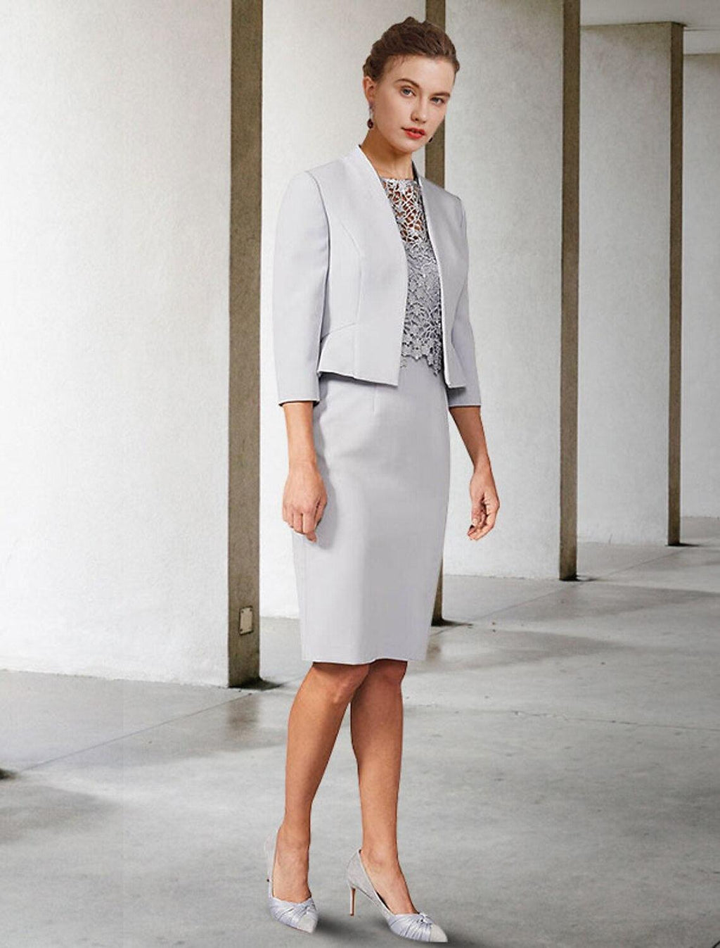 Vestido de mãe da noiva de duas peças, bainha/coluna, elegante, com decote em joia, comprimento até ao joelho, chiffon, renda, manga curta, casaco curto com aplicações