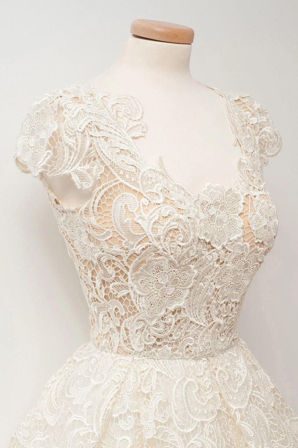 Vestidos de Baile de Gala Curtos em Linha A com Decote Redondo, Rendados e Mangas Curtas