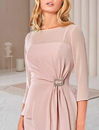 Etuikleid/Säulenkleid für die Brautmutter, elegant, Rundhalsausschnitt, knielang, Chiffon, halbe Ärmel, mit Rüschen, Kristallbrosche, seitlich drapiert