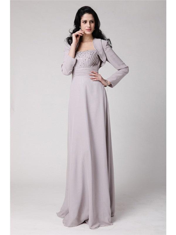 Vestidos de mãe da noiva com bainha/coluna, sem alças, sem mangas, com pregas e missangas, em chiffon