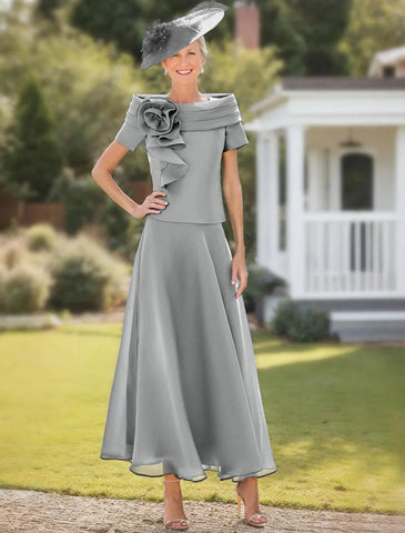 Formelles blaues Hochzeitsgast-Kleid, elegant, zierlich, schulterfrei, knöchellang, kurze Ärmel, mit Rüschen, Blumenmuster, Mutter der Braut