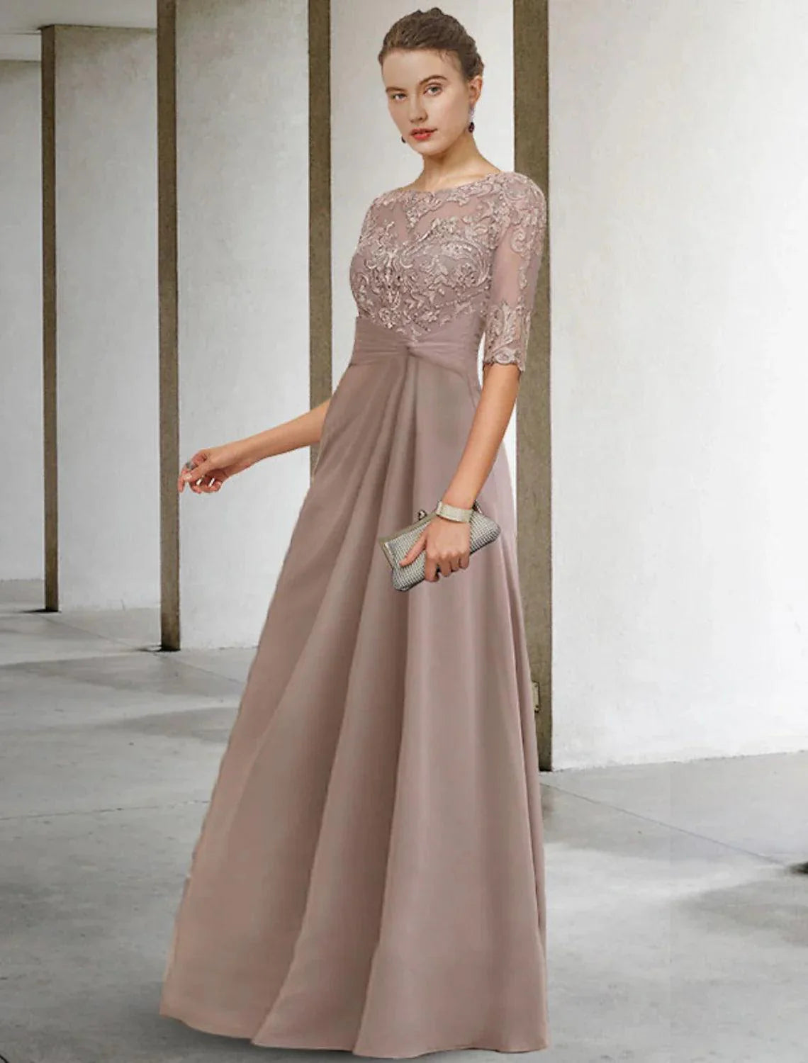 Vestido de mãe da noiva com bainha/coluna, vestidos para convidadas de casamento no outono, tamanho grande, elegante, decote em joia, comprimento até ao chão, chiffon, renda, manga curta com aplicações, drapeado lateral
