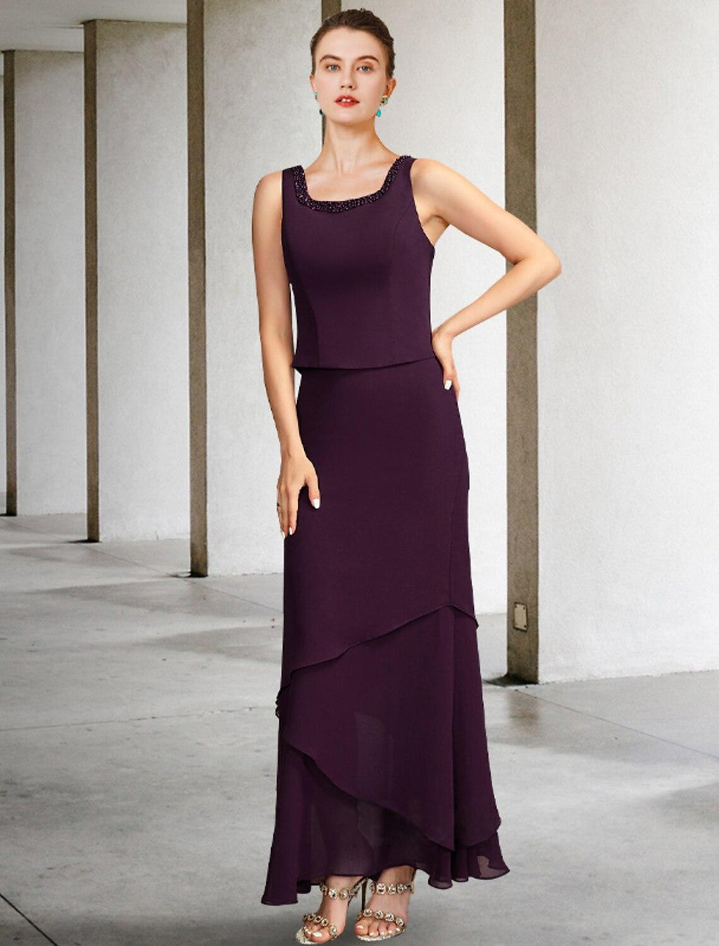 Vestido de mãe da noiva em duas peças, corte A, plus size, elegante, decote quadrado, comprimento até ao tornozelo, chiffon, sem mangas, casaco incluído, com pérolas e missangas