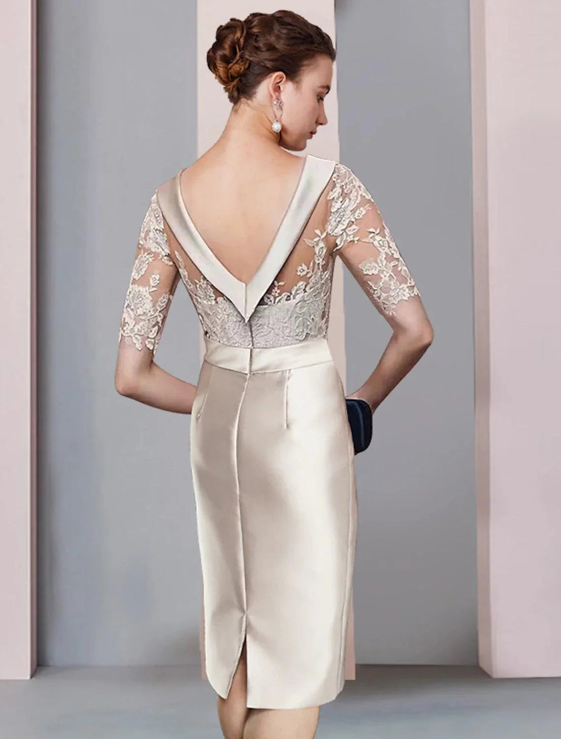 Vestido de mãe da noiva com bainha/coluna, elegante, decote redondo, comprimento até ao joelho, cetim, renda, meia manga com apliques de laço(s)