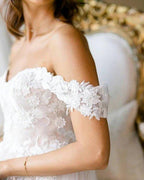 Vestido de noiva rústico NumberSea, corte A, ombros caídos, aplicações e cauda longa, MW506