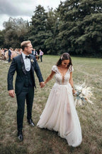 NumberSea Flügelärmeln, tiefer V-Ausschnitt, Spitzenapplikationen, A-Linie, rustikales Brautkleid, MW440