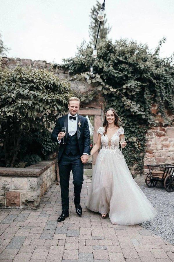 NumberSea Flügelärmeln, tiefer V-Ausschnitt, Spitzenapplikationen, A-Linie, rustikales Brautkleid, MW440