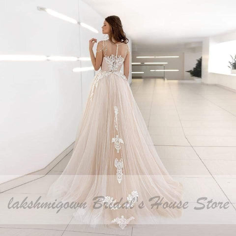 NumberSea Klassisches Champagner-Brautkleid mit V-Ausschnitt und Spitzenapplikationen