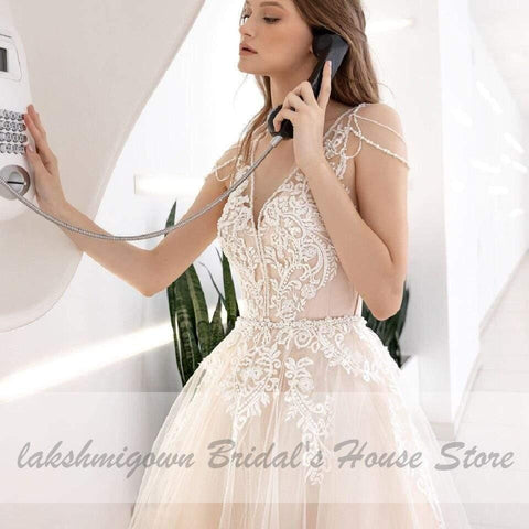 NumberSea Klassisches Champagner-Brautkleid mit V-Ausschnitt und Spitzenapplikationen