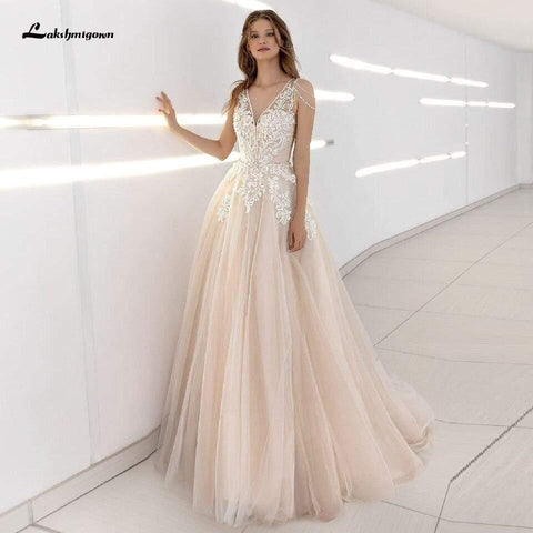 NumberSea Klassisches Champagner-Brautkleid mit V-Ausschnitt und Spitzenapplikationen