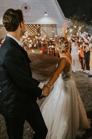 Maravilhosos vestidos de noiva com decote em V e corte A, aplicações em tule, MW468