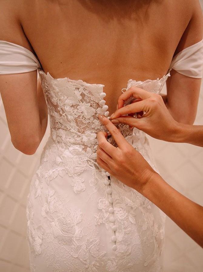 Abito da sposa in chiffon scollato a trapezio con applicazioni di pizzo