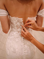 Abito da sposa in chiffon scollato a trapezio con applicazioni di pizzo