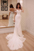 Abito da sposa in chiffon scollato a trapezio con applicazioni di pizzo