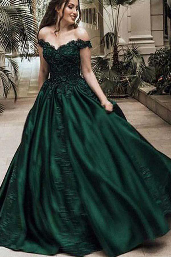 Vestido de baile verde com ombros descobertos e aplicações PG784