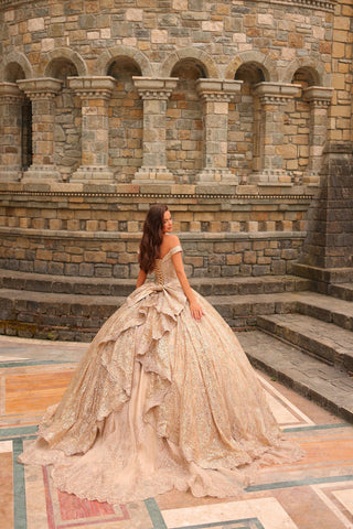 Schulterfreies Quinceanera-Kleid mit Kapuzenmantel von Amarra 54324