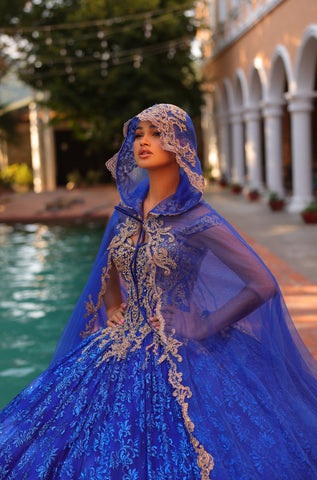 Schulterfreies Quinceanera-Kleid mit Kapuzenmantel von Amarra 54324
