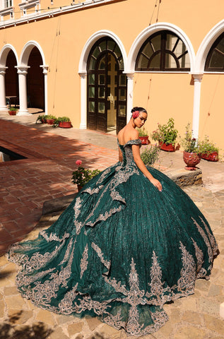 Schulterfreies Quinceanera-Kleid mit Kapuzenmantel von Amarra 54324