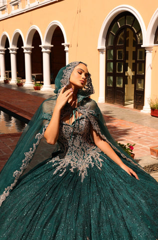 Schulterfreies Quinceanera-Kleid mit Kapuzenmantel von Amarra 54324