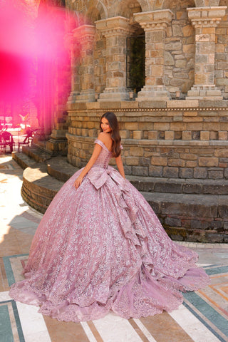 Schulterfreies Quinceanera-Kleid mit Kapuzenmantel von Amarra 54324