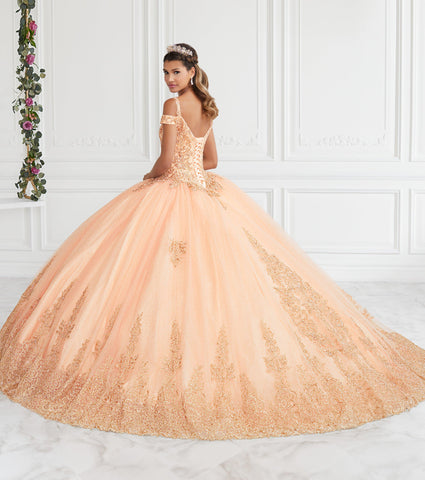 Vestido de quinceanera em renda com ombros à mostra da House of Wu 26951